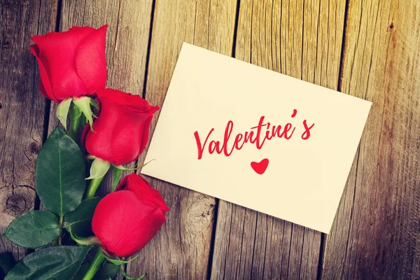 Червоні Троянди День Святого Валентина Вітальна Листівка Над Дерев Яний — стокове фото