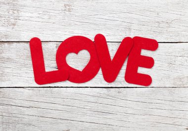 Sevgililer günü tebrik kartı ile aşk kelime ahşap arka plan üzerinde