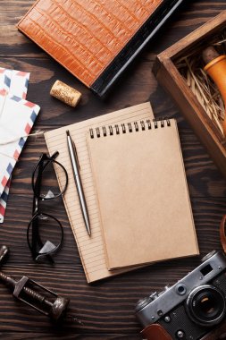 Vintage fotoğraf makinesi, kitaplar, bloknot, zarf, şarap şişesi Retro tablo. Metin için yer ile Üstten Görünüm