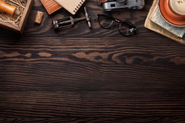 Vintage fotoğraf makinesi, kitaplar, not defteri, kahve, şarap şişesi Retro tablo. Üstten Görünüm alanı ile