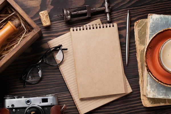 Vintage fotoğraf makinesi, kitaplar, not defteri, şarap şişesi Retro tablo. Metin için yer ile Üstten Görünüm