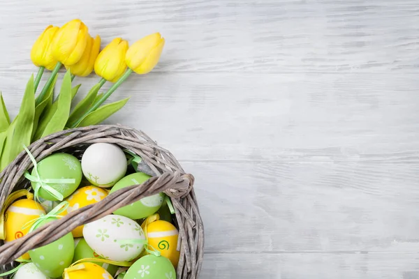 Huevos Pascua Tulipanes Sobre Mesa Madera Amarillo Verde Vista Superior — Foto de Stock