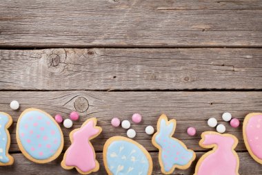 Ahşap tablo Easter gingerbread çerezleri. Renkli tavşan ve yumurta. Üstten Görünüm alanı ile 