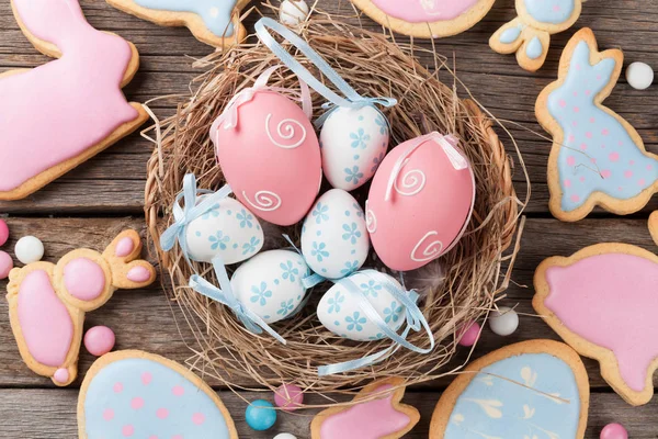 Lebkuchen Und Eier Ostern Auf Dem Holztisch Bunte Kaninchen Ansicht — Stockfoto
