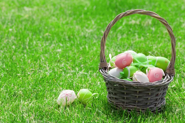 Cesta Ovos Páscoa Grama Prado Verde Com Espaço Cópia — Fotografia de Stock