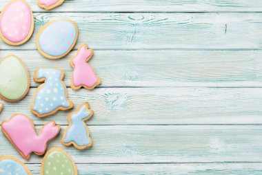 Ahşap tablo Easter gingerbread çerezleri. Yumurta ve tavşan. Üstten Görünüm alanı ile