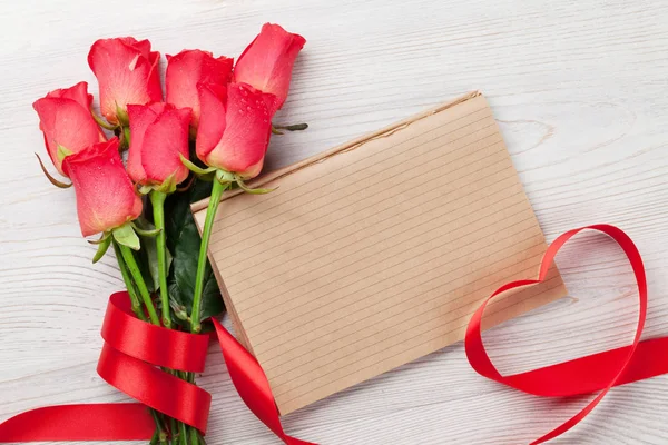 Tarjeta Felicitación San Valentín Con Rosas Rojas Cinta Forma Corazón — Foto de Stock