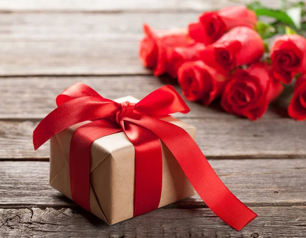 Valentinstag Geschenkbox Und Rote Rosen Auf Holzgrund — Stockfoto