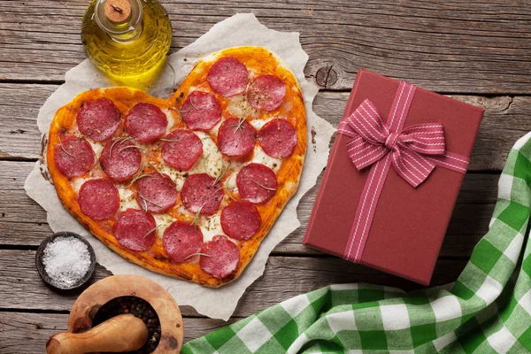 Herzförmige Pizza Mit Peperoni Und Mozzarella Und Geschenkkarton Valentinstag Grußkarte — Stockfoto