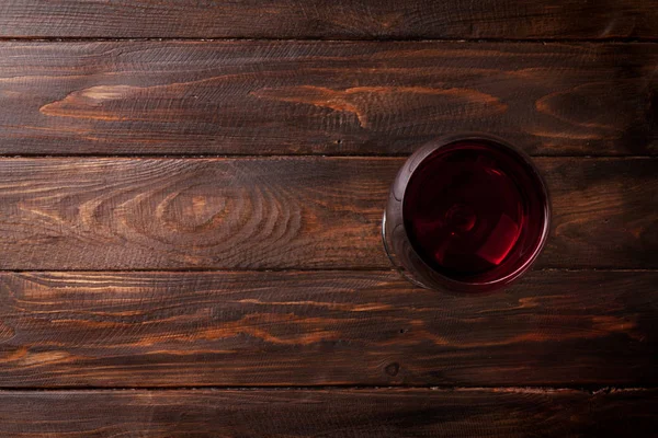 木桌上的红酒杯带空格的顶部视图 — 图库照片