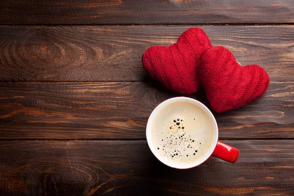 Valentijnsdag Wenskaart Met Decoratieve Hartjes Koffiekopje Houten Tafel Bovenaanzicht Met — Stockfoto