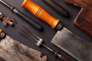 Eski mutfak gereçleri, kasap, bıçak, çatal. Üst görünüm