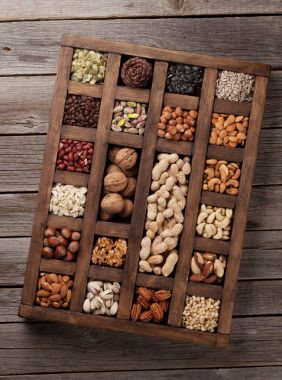 Çeşitli fındık seçim: fıstık, fındık, kestane, ceviz, Antep fıstığı ve pecans ahşap kutusunda. Üstten Görünüm