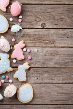 Ahşap tablo Easter gingerbread çerezleri. Tavşan ve yumurta. Tebrik kartı. Üstten Görünüm alanı ile