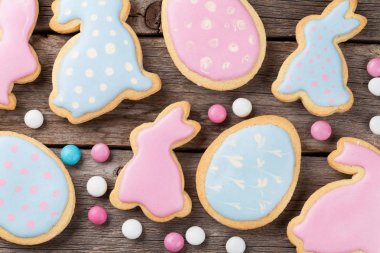 Ahşap tablo Easter gingerbread çerezleri. Tavşan ve yumurta. Tebrik kartı. Üstten Görünüm
