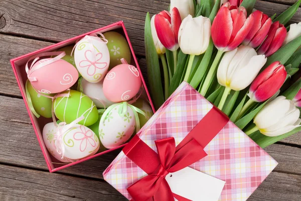 Ostereier Geschenkkarton Und Bunte Tulpen Auf Holzgrund Ansicht Von Oben — Stockfoto