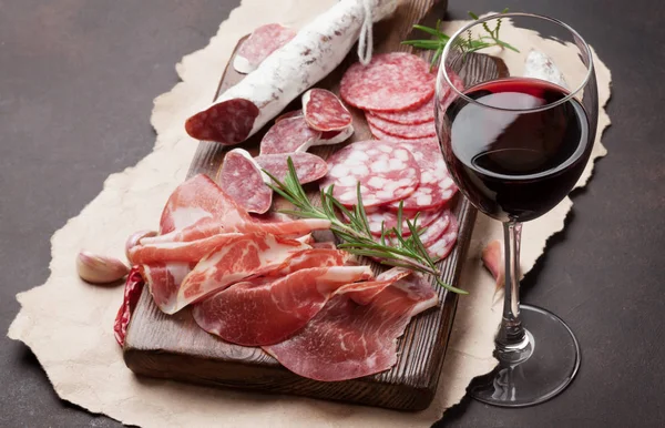 Salame Prosciutto Affettato Salsiccia Prosciutto Pancetta Bicchiere Vino Rosso Piatto — Foto Stock