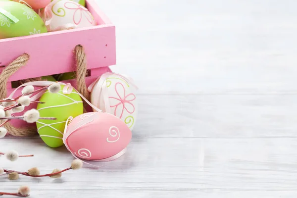 Huevos Pascua Caja Sobre Mesa Madera Con Espacio —  Fotos de Stock