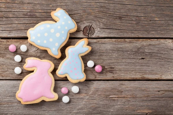 Ahşap Tablo Easter Gingerbread Çerezleri Tavşan Şekerler Tebrik Kartı Üstten — Stok fotoğraf