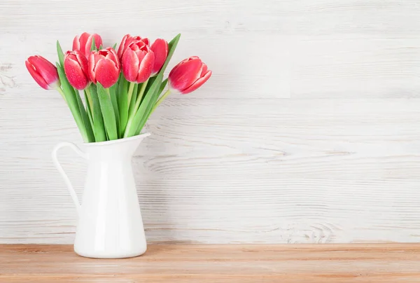 Bouquet Fiori Tulipano Rosso Brocca Davanti Alla Parete Legno Biglietto — Foto Stock