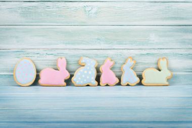 Paskalya gingerbread çerezleri ahşap duvar önünde. Kopya alanı ile 