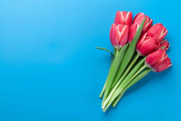 Ramo Tulipanes Rojos Sobre Fondo Azul Vista Superior Con Espacio —  Fotos de Stock