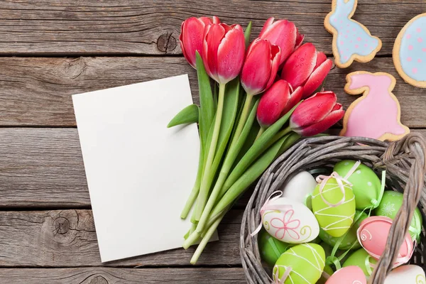 Kosár Nyúl Cookie Kat Húsvéti Tojás Háttér Piros Tulipán Húsvéti — Stock Fotó