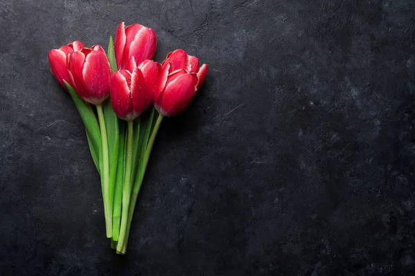 Buquê Tulipas Vermelhas Sobre Fundo Quadro Negro Cartão Felicitações Vista — Fotografia de Stock