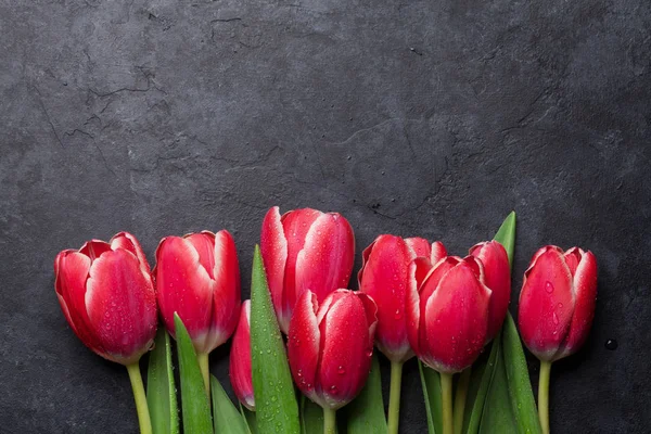 Vörös Tulipán Csokor Tábla Háttérhez Képest Üdvözlőlap Szemközti Nézet Tér — Stock Fotó