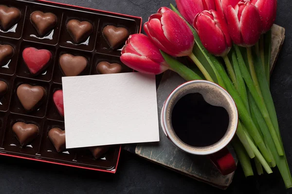 赤いチューリップの花束 コーヒー カップ チョコレートの心のギフト ボックス — ストック写真