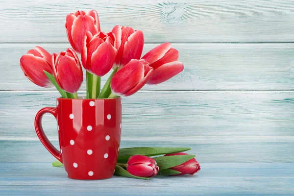 Vörös Tulipán Csokor Kupa Előtt Kék Fából Készült Fal Üdvözlőlap — Stock Fotó