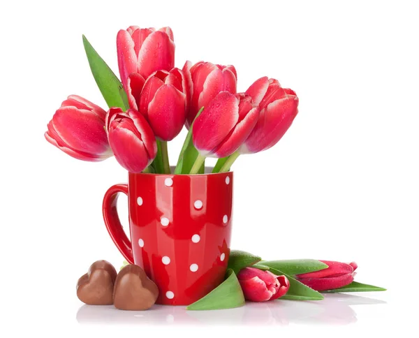 Rote Tulpen Bouquet Tasse Und Schokoladenherzen Isoliert Auf Weißem Hintergrund — Stockfoto