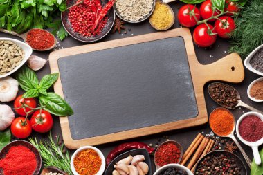 Çeşitli baharatlar ve otlar taş masada. Metin alanı olan Üstten Görünüm