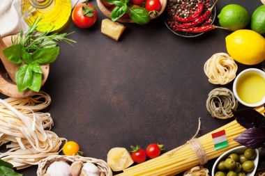 İtalyan yemeği. Makarna malzemelerin üzerine taş tablo. Metin alanı olan Üstten Görünüm