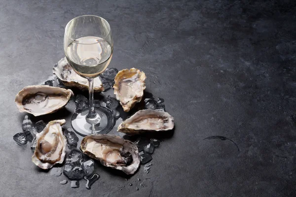 Ostras Abiertas Hielo Limón Vino Blanco Sobre Una Mesa Piedra —  Fotos de Stock