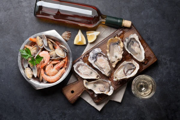 Frische Meeresfrüchte Und Weißwein Auf Einem Steintisch Austern Garnelen Und — Stockfoto