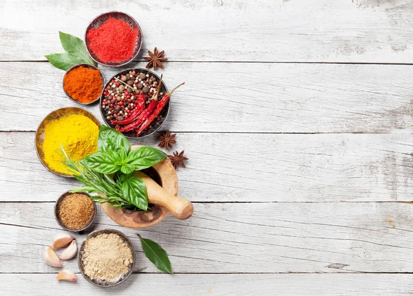 Verschillende Kruiden Specerijen Houten Tafel Bovenaanzicht Met Ruimte Voor Tekst — Stockfoto