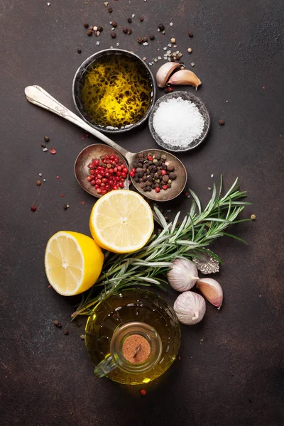 Kruiden Specerijen Stenen Tafel Koken Concept Bovenaanzicht — Stockfoto