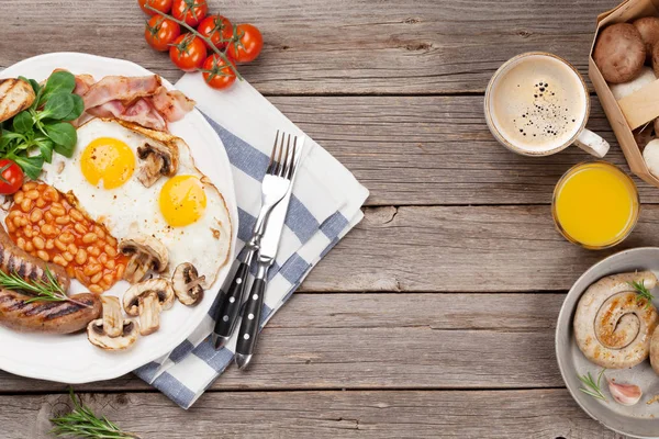 Colazione Inglese Uova Fritte Salsicce Pancetta Fagioli Toast Pomodori Succo — Foto Stock