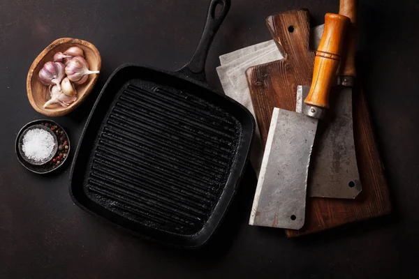 Vintage Kitchen Knives Frying Pan Spices Stone Board Top View — Stock Photo, Image