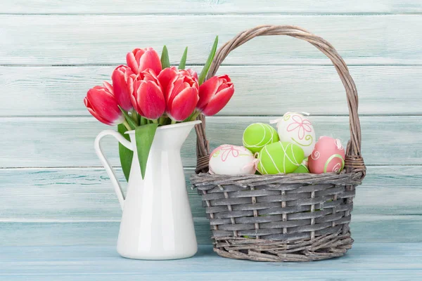 Red Tulips Bouquet Pitcher Easter Eggs Front Wooden Wall Easter — Stock Photo, Image