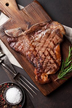 Taş Masa üzerinde ızgara T-bone biftek. Üstten Görünüm