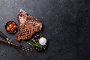 Taş Masa üzerinde ızgara T-bone biftek. Kopya alanı ile Üstten Görünüm