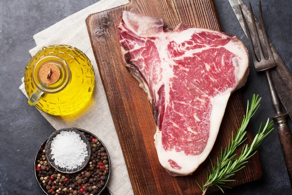 Ruwe Bone Steak Koken Stenen Tafel Bovenaanzicht — Stockfoto