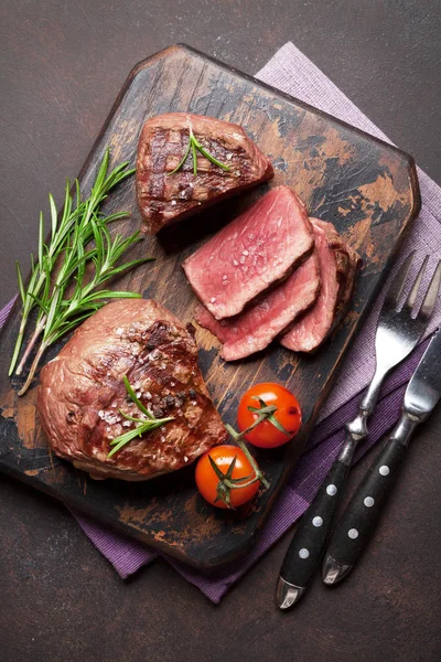 Grilovaný Steak Steaky Prkénku Pohled Shora — Stock fotografie