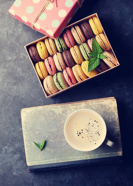 Bunte Makronen Und Kaffee Auf Einem Steintisch Süße Macarons Geschenkkarton — Stockfoto