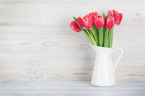 Bouquet Tulipani Rossi Brocca Davanti Alla Parete Legno Biglietto Auguri — Foto Stock