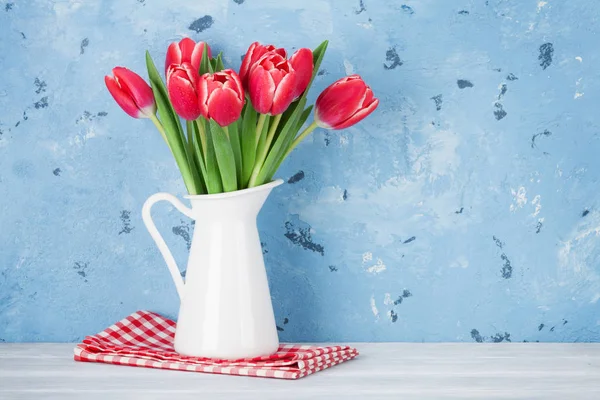 Rode Tulpen Boeket Kruik Voor Stenen Muur Pasen Wenskaart Met — Stockfoto