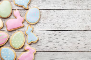 Ahşap tablo Easter gingerbread çerezleri. Yumurta ve tavşan. Üstten Görünüm alanı ile 