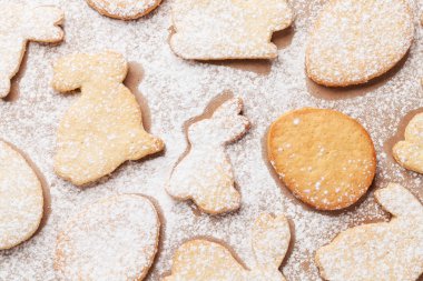 Paskalya gingerbread çerezleri. Yumurta ve tavşan. Üstten Görünüm